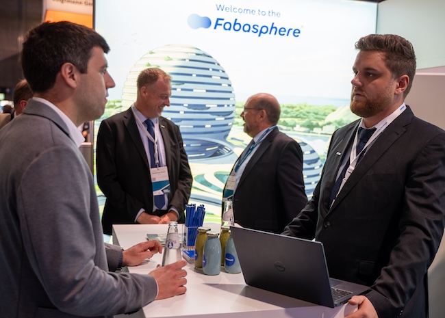 Szene einer Messe mit diskutierenden Herren in Anzügen