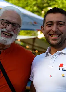 Ein jüngerer und ein älterer Mann lachen zusammen.